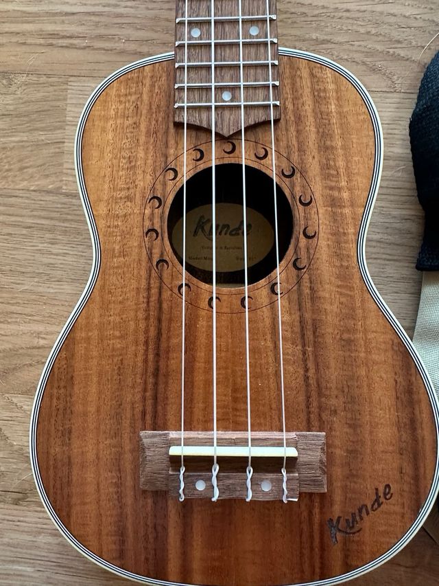 Ukelele Kunde 21" con funda