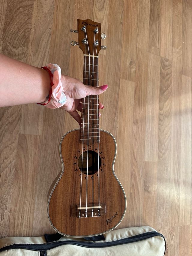 Ukelele Kunde 21" con funda