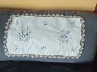 Cubre bandeja o mantelito.