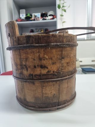 Secchio antico in legno e metallo