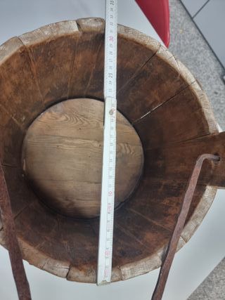Secchio antico in legno e metallo