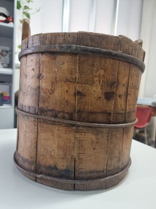 Secchio antico in legno e metallo