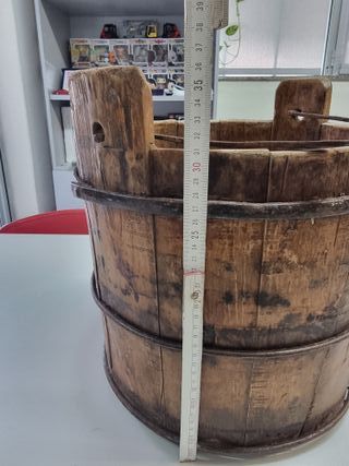 Secchio antico in legno e metallo