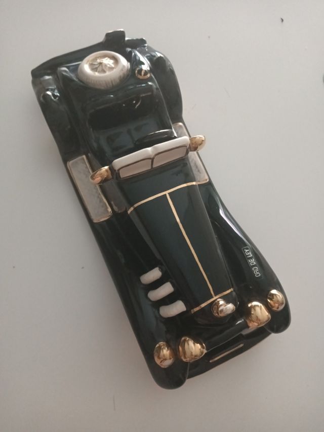 Coche clásico de cerámica