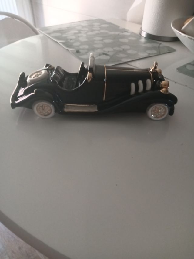 Coche clásico de cerámica