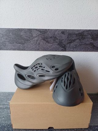 Yeezy Foam Runner Carbon - Talla 42