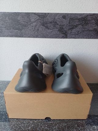 Yeezy Foam Runner Carbon - Talla 42