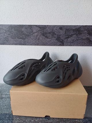 Yeezy Foam Runner Carbon - Talla 42
