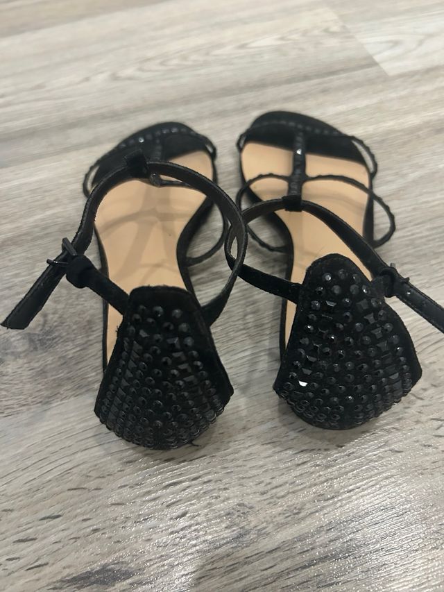 Sandalias planas negras-elegantes