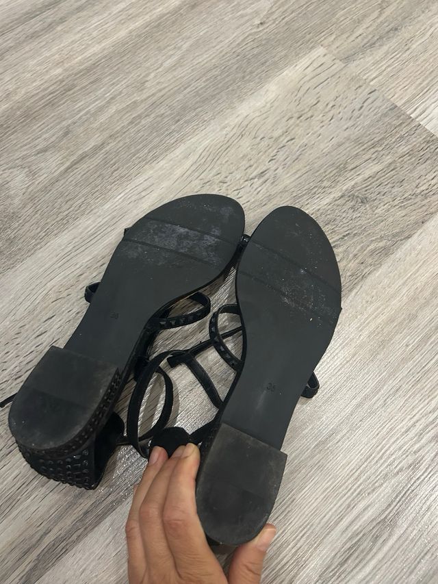 Sandalias planas negras-elegantes