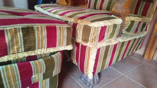 Sillón y reposapiés antiguos