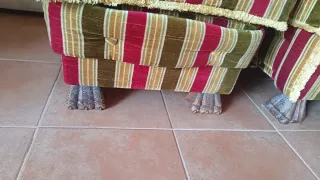 Sillón y reposapiés antiguos