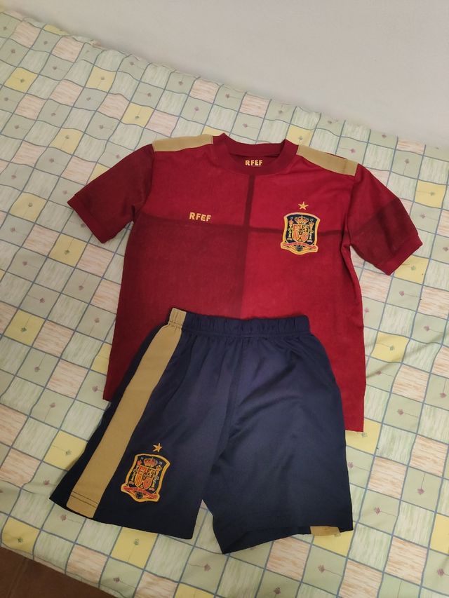 Equipación España: camiseta y shorts