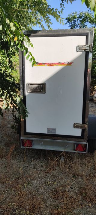 Remolque isotermo de 1 eje 1300 kg nuevo