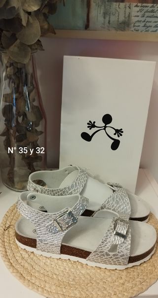 Sandalias niña blancas plata