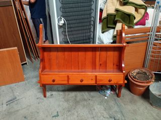 Estantería de madera marrón