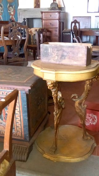 Vari oggetti di antiquariato