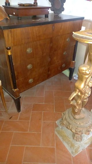 Vari oggetti di antiquariato