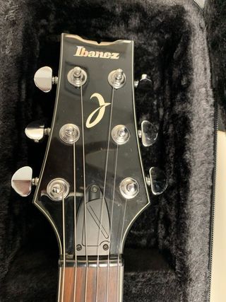 Guitarra Ibanez - Negra
cambio por bajo electrico