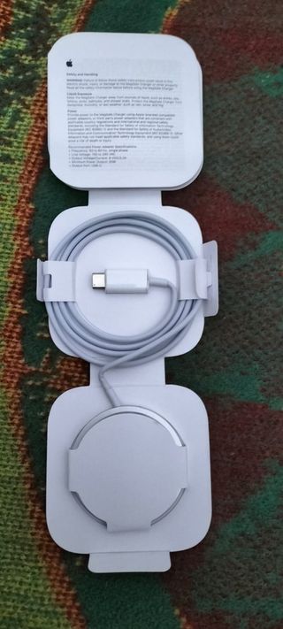 Pack Apple iPhone 15 Pro: Funda MagSafe + Cargador