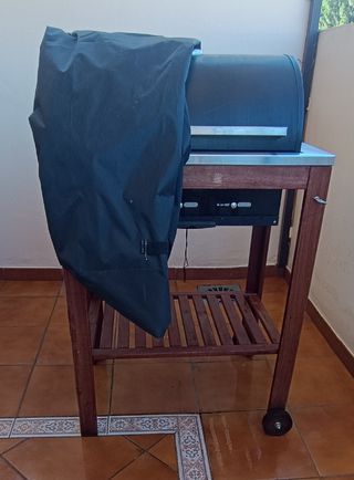 Barbecue a carbonella e copertura