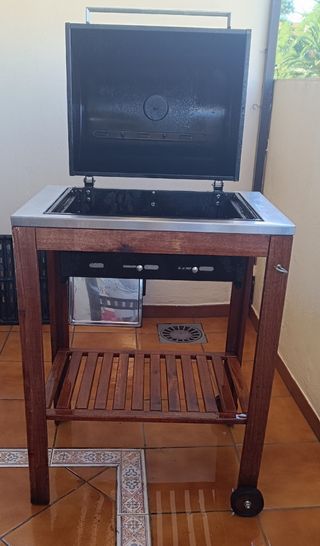 Barbecue a carbonella e copertura