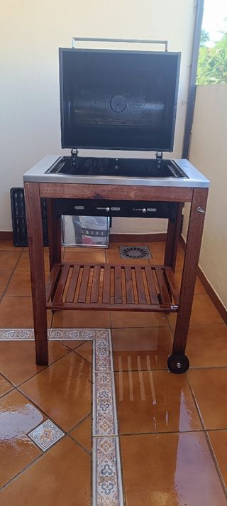 Barbecue a carbonella e copertura