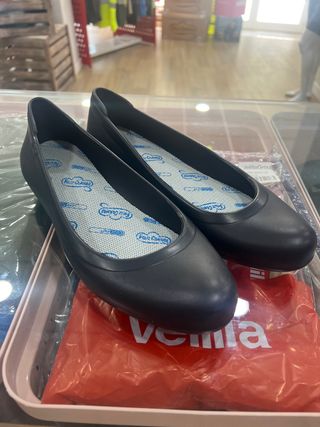 Manoletinas negras de goma Eva
