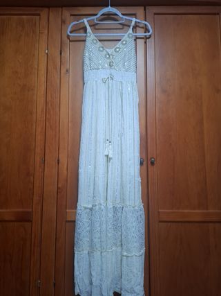 Vestido largo beige con lentejuelas