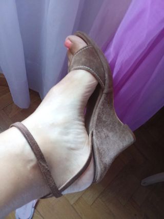 Sandalias cuña marrón