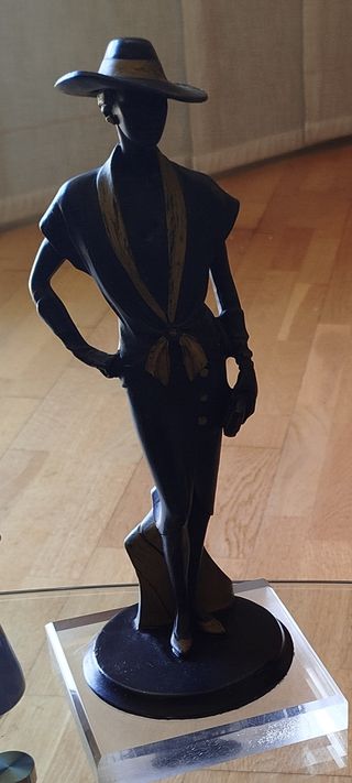 3 figuras decorativas: mujer & reloj