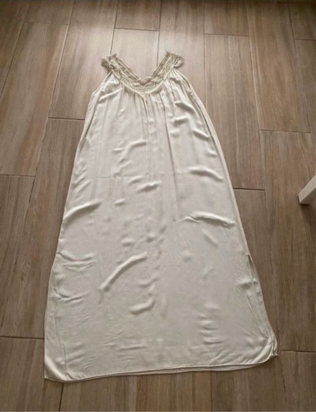 Vestido largo beige mujer