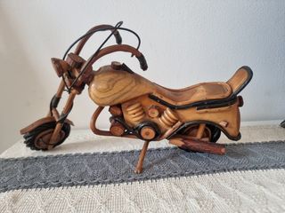 Moto de madera artesanal