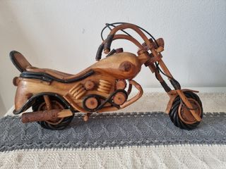 Moto de madera artesanal