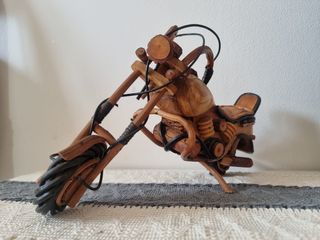 Moto de madera artesanal