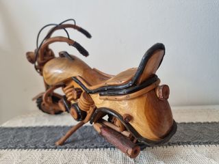 Moto de madera artesanal