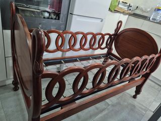 Cuna moisés exclusiva en caoba estilo cisne