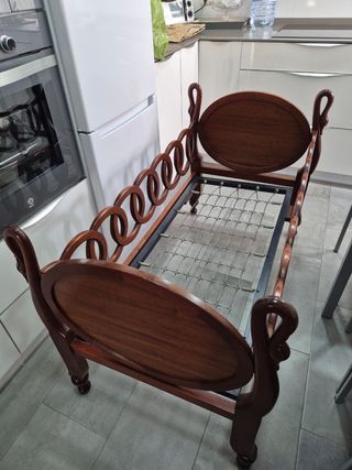 Cuna moisés exclusiva en caoba estilo cisne