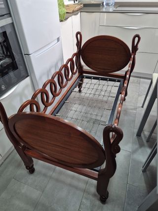 Cuna moisés exclusiva en caoba estilo cisne