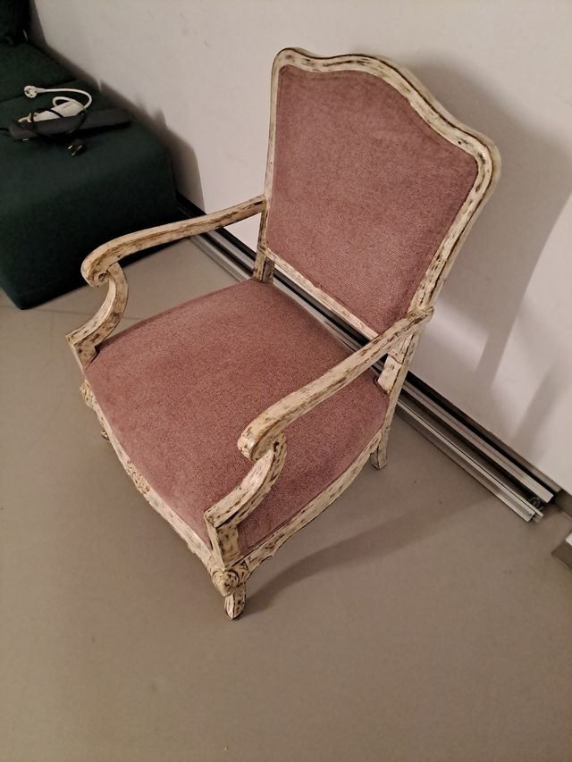 Sillón vintage rosa y blanco tapisado