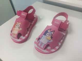 Sandalias Bluey niña rosa