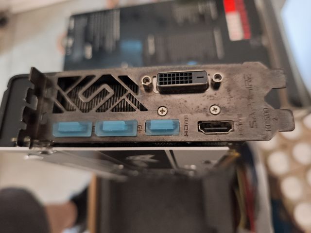 Gráfica Sapphire Nitro+ RX 570 OC 4GB