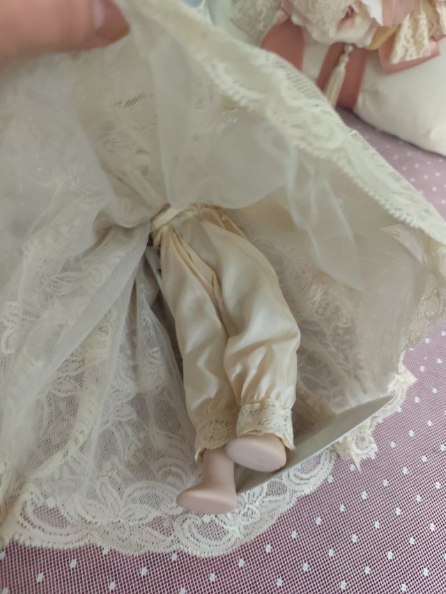 Muñeca de porcelana vintage con vestido de encaje