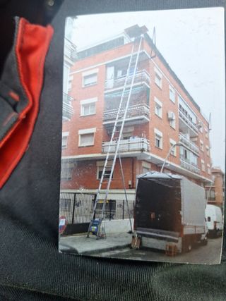 Escalera Montamuebles de Mudanzas.