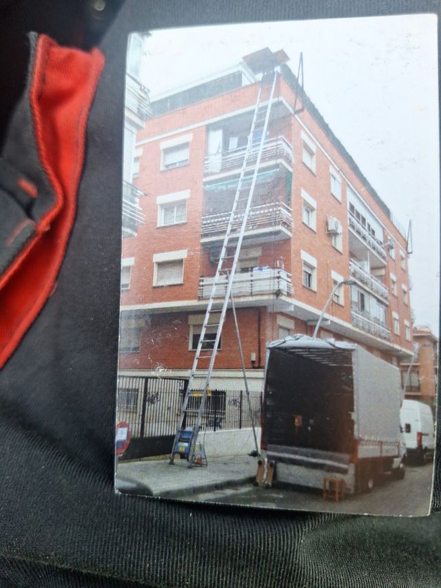 Escalera Montamuebles de Mudanzas.