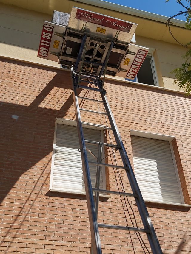Escalera Montamuebles de Mudanzas.