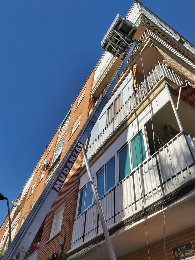 Escalera Montamuebles de Mudanzas.
