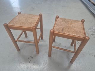2 taburetes madera mimbre.