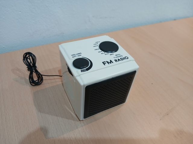 Radio FM vintage bianco e nero