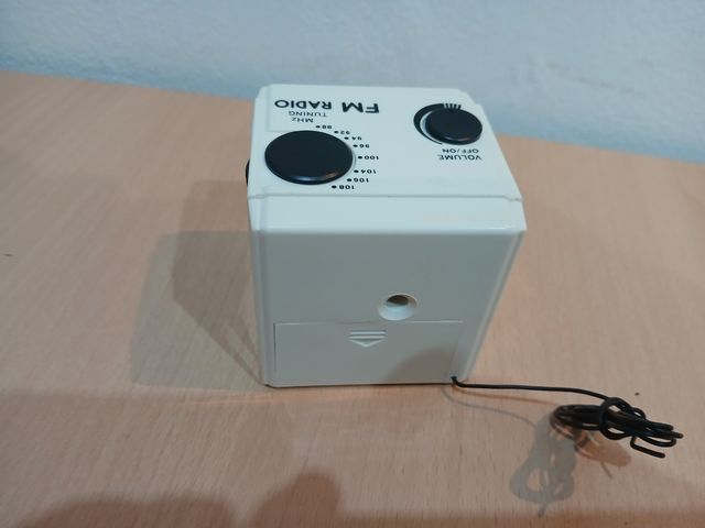 Radio FM vintage bianco e nero